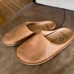 NEW Viba Roma tan leather sz 42
